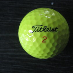 Titleist jaune